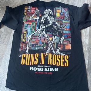 Guns and roses graphic tee